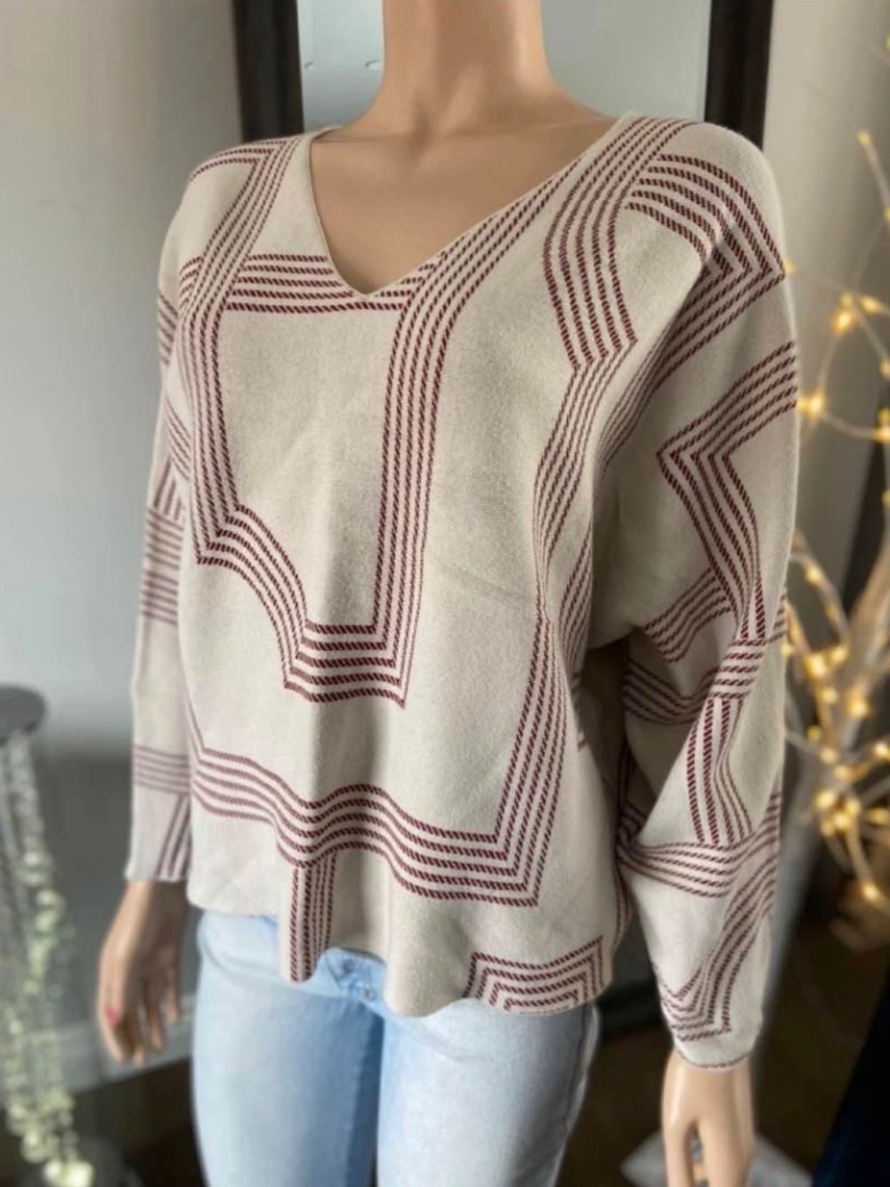 EUC H&M Women's Beige Geometric Print V-Neck Sweater M